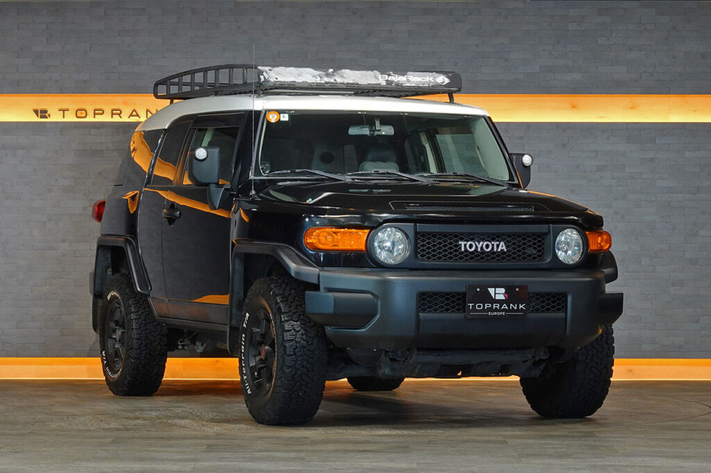 2010 Toyota FJ Cruiser – 1GR-FE 4.0L V6 – 5-Speed Automatic – 4WD – Black / White Roof – 123,274 km – Arriving Colmar