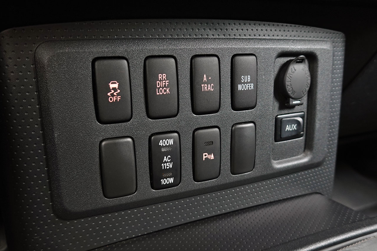 
2010 Toyota FJ Cruiser – 1GR-FE 4.0L V6 – 5-Speed Automatic – 4WD – Black / White Roof – 123,274 km – Arriving Colmar full									