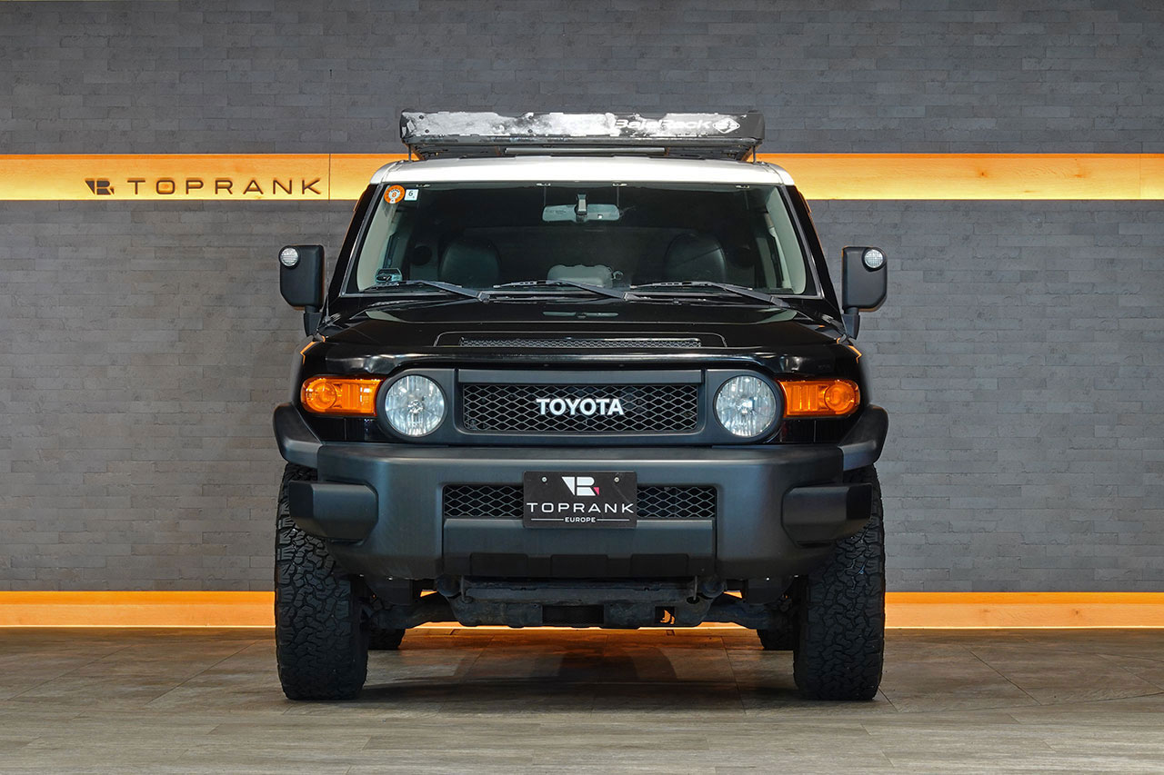 2010 Toyota FJ Cruiser – 1GR-FE 4.0L V6 – 5-Speed Automatic – 4WD – Black / White Roof – 123,274 km – Arriving Colmar