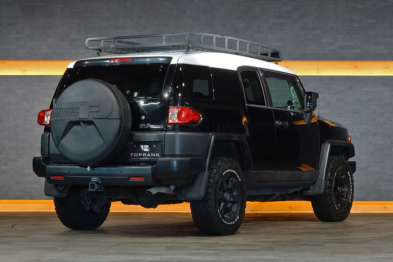 
2010 Toyota FJ Cruiser – 1GR-FE 4.0L V6 – 5-Speed Automatic – 4WD – Black / White Roof – 123,274 km – Arriving Colmar full									