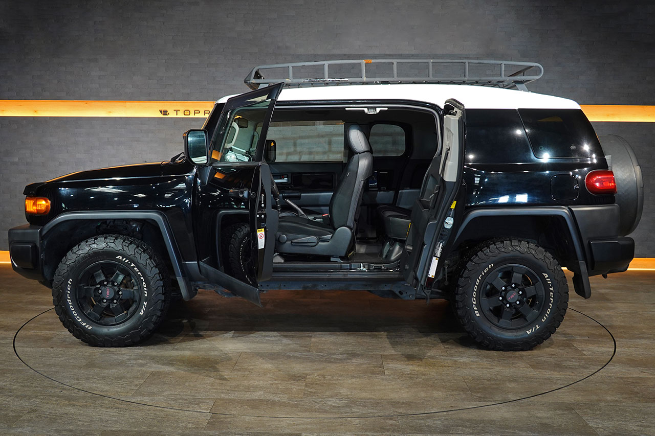 
2010 Toyota FJ Cruiser – 1GR-FE 4.0L V6 – 5-Speed Automatic – 4WD – Black / White Roof – 123,274 km – Arriving Colmar full									