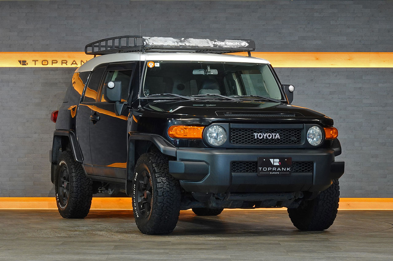 2010 Toyota FJ Cruiser – 1GR-FE 4.0L V6 – 5-Speed Automatic – 4WD – Black / White Roof – 123,274 km – Arriving Colmar