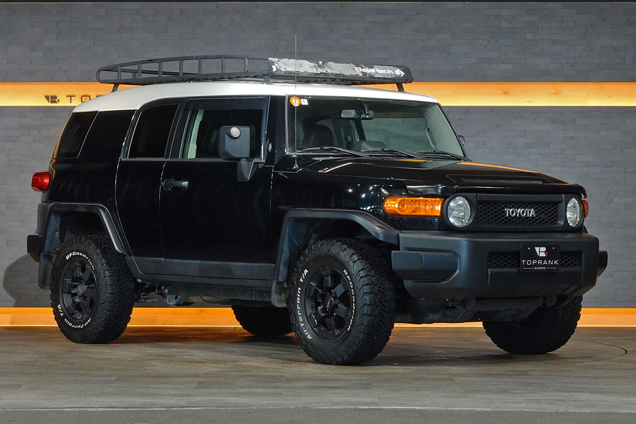 2010 Toyota FJ Cruiser – 1GR-FE 4.0L V6 – 5-Speed Automatic – 4WD – Black / White Roof – 123,274 km – Arriving Colmar