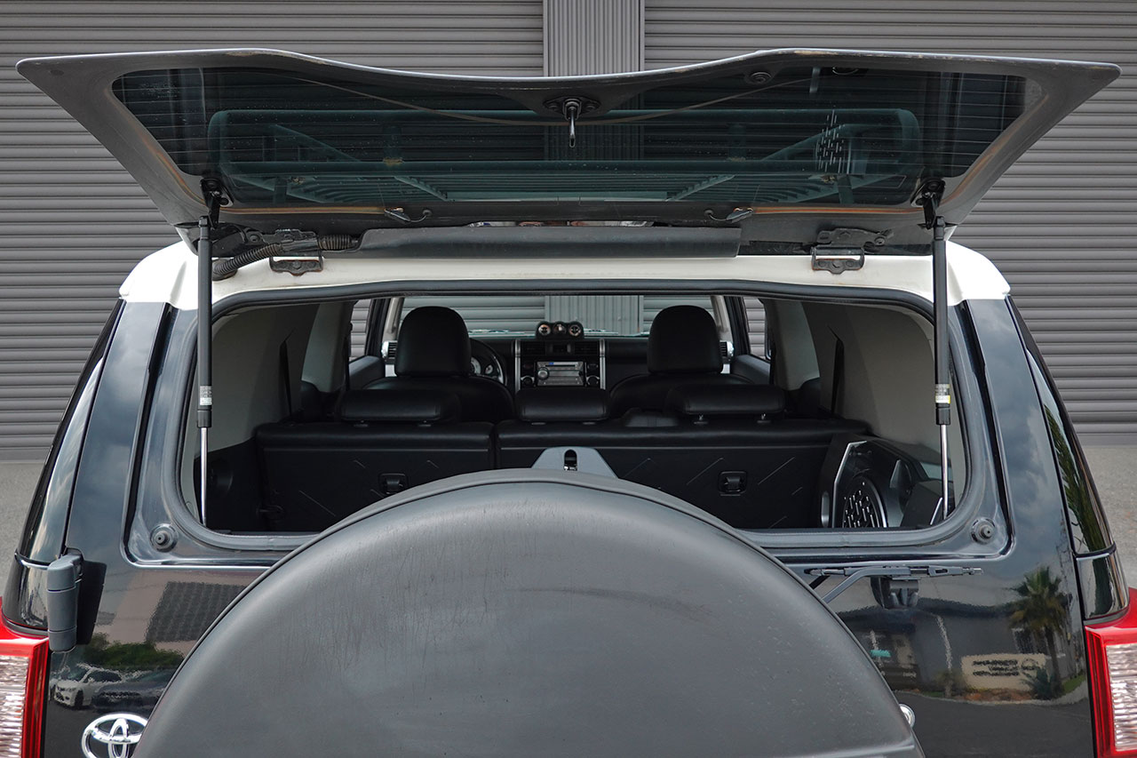 
2010 Toyota FJ Cruiser – 1GR-FE 4.0L V6 – 5-Speed Automatic – 4WD – Black / White Roof – 123,274 km – Arriving Colmar full									