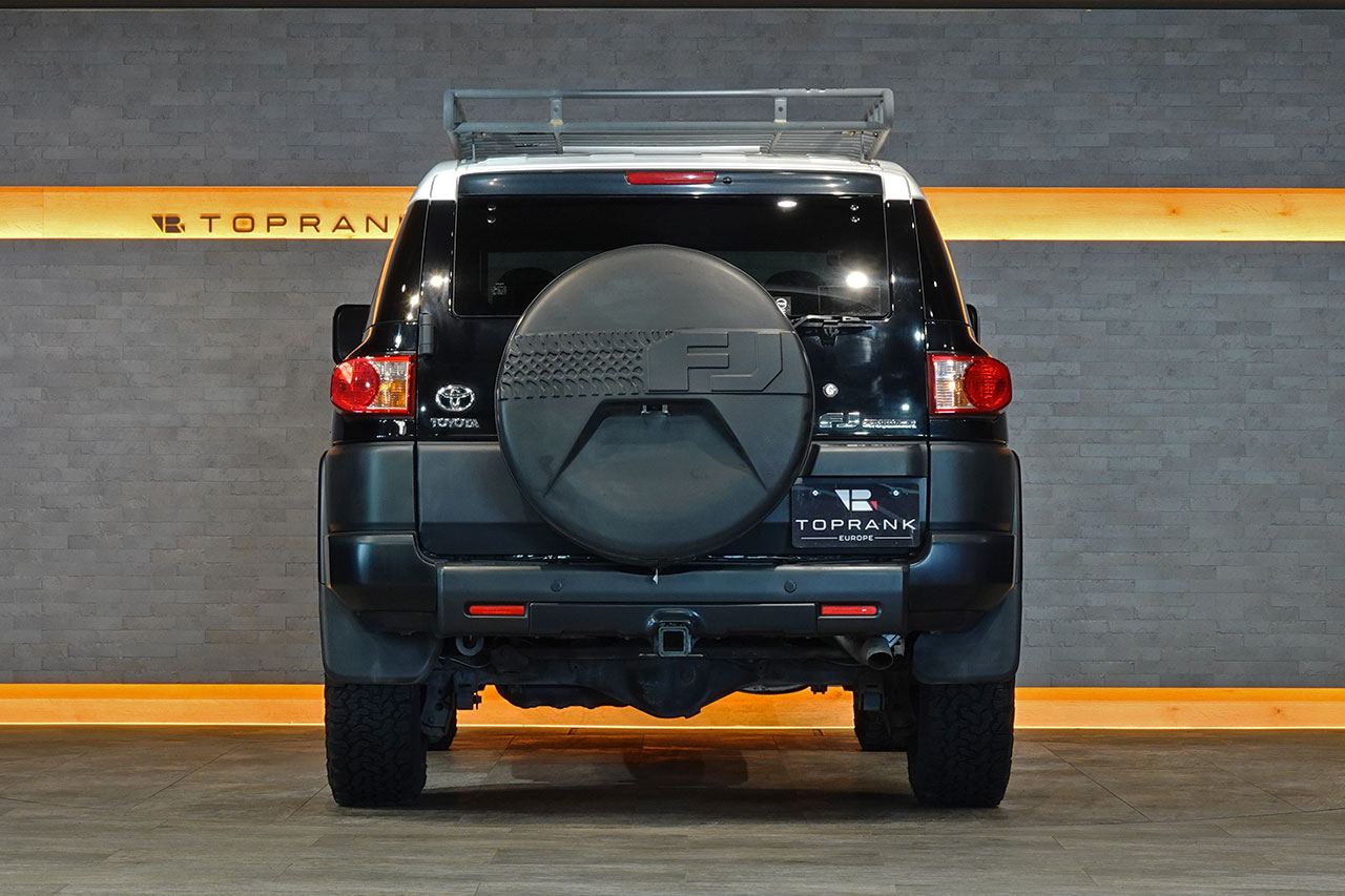 
2010 Toyota FJ Cruiser – 1GR-FE 4.0L V6 – 5-Speed Automatic – 4WD – Black / White Roof – 123,274 km – Arriving Colmar full									