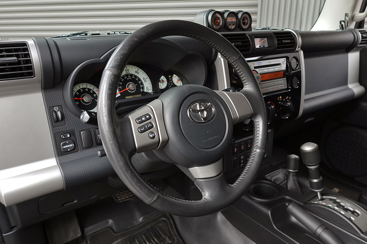 
2010 Toyota FJ Cruiser – 1GR-FE 4.0L V6 – 5-Speed Automatic – 4WD – Black / White Roof – 123,274 km – Arriving Colmar full									