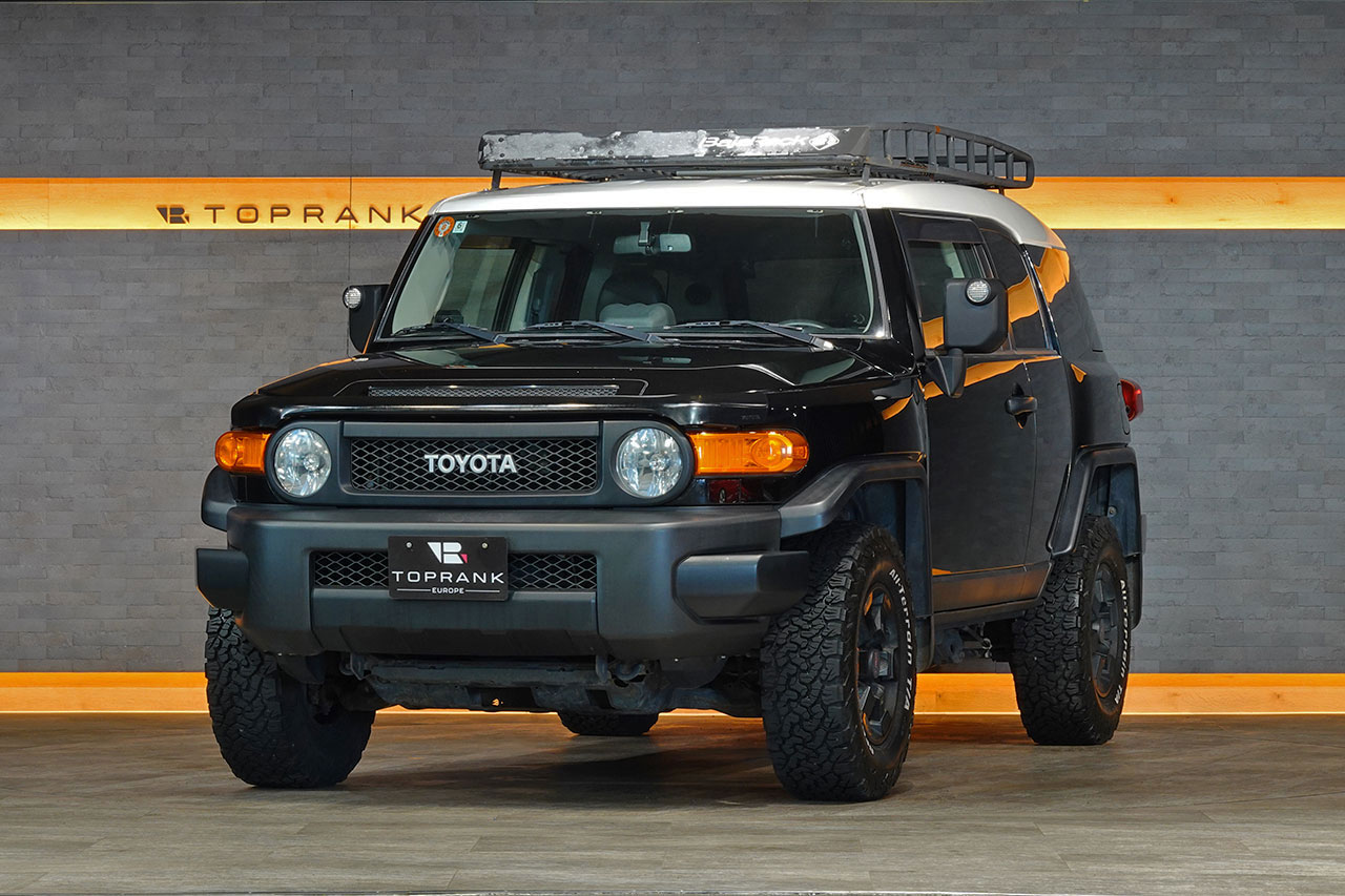 2010 Toyota FJ Cruiser – 1GR-FE 4.0L V6 – 5-Speed Automatic – 4WD – Black / White Roof – 123,274 km – Arriving Colmar
