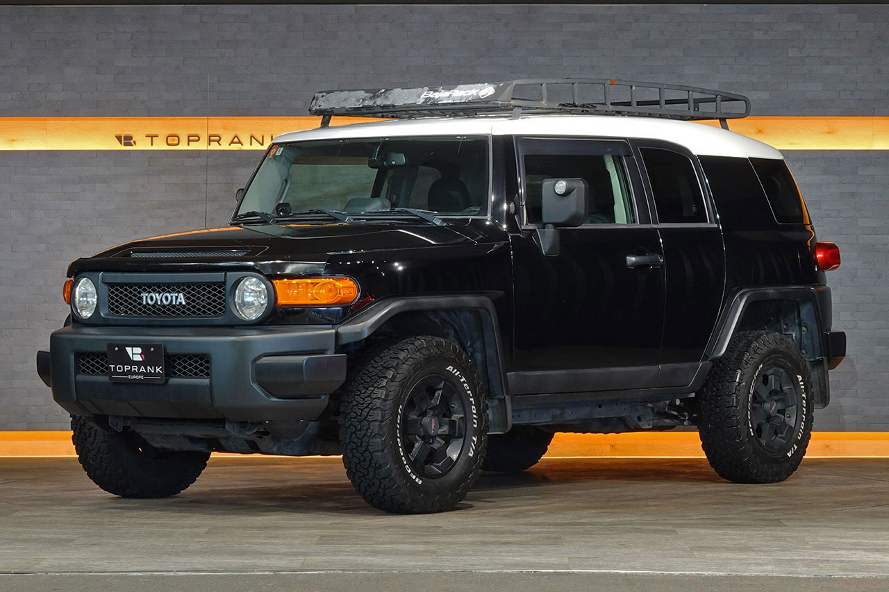 2010 Toyota FJ Cruiser – 1GR-FE 4.0L V6 – 5-Speed Automatic – 4WD – Black / White Roof – 123,274 km – Arriving Colmar