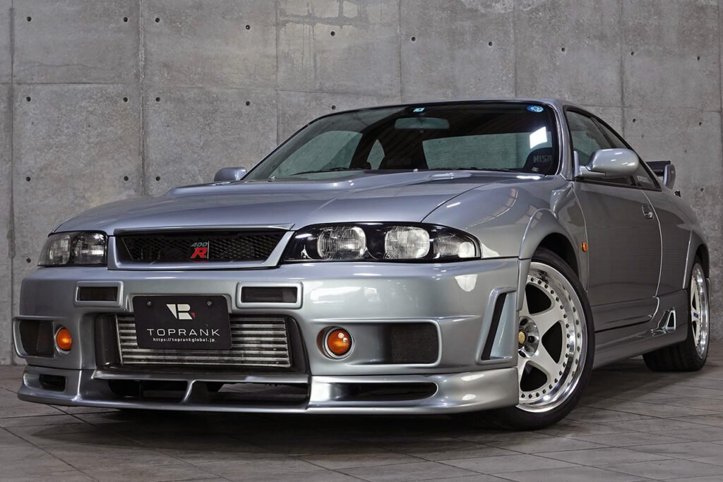 Silver NISMO 400R at TOPRANK, viewed from the front three-quarter angle