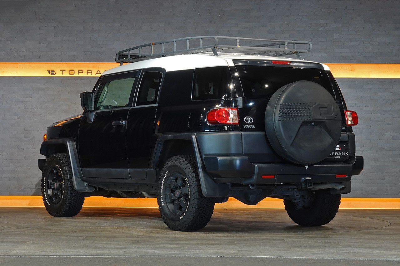 
2010 Toyota FJ Cruiser – 1GR-FE 4.0L V6 – 5-Speed Automatic – 4WD – Black / White Roof – 123,274 km – Arriving Colmar full									