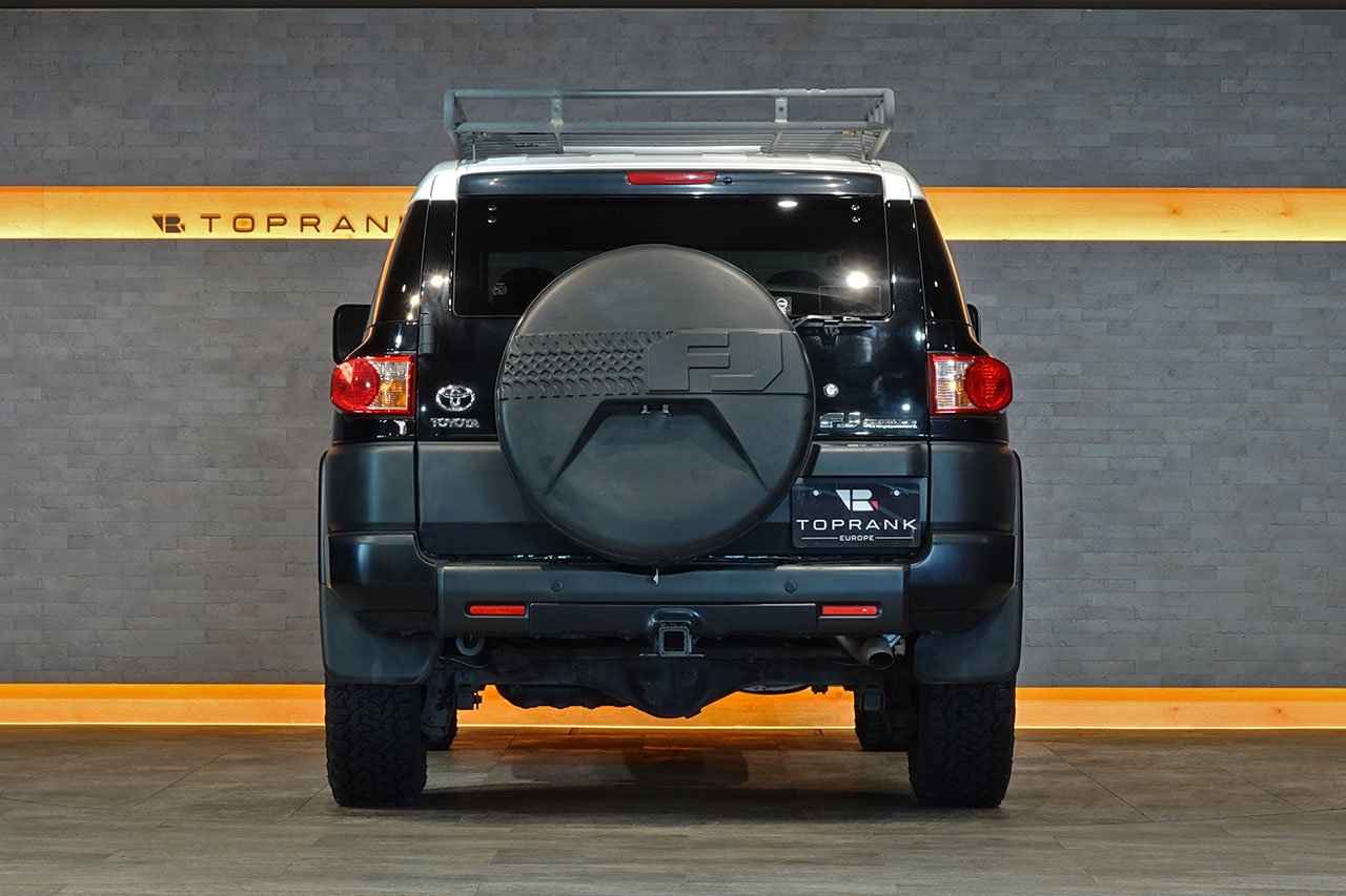 
2010 Toyota FJ Cruiser – 1GR-FE 4.0L V6 – 5-Speed Automatic – 4WD – Black / White Roof – 123,274 km – Arriving Colmar full									