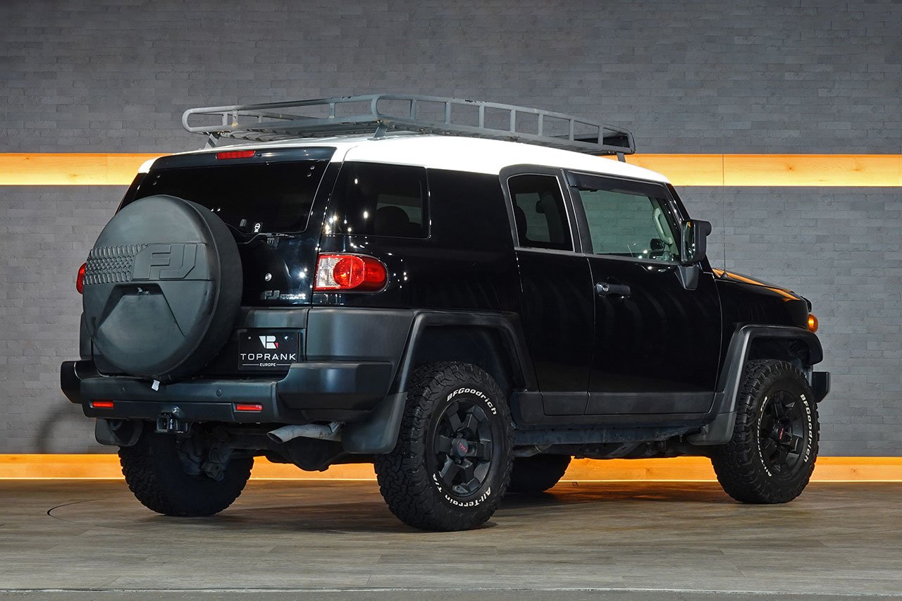
2010 Toyota FJ Cruiser – 1GR-FE 4.0L V6 – 5-Speed Automatic – 4WD – Black / White Roof – 123,274 km – Arriving Colmar full									