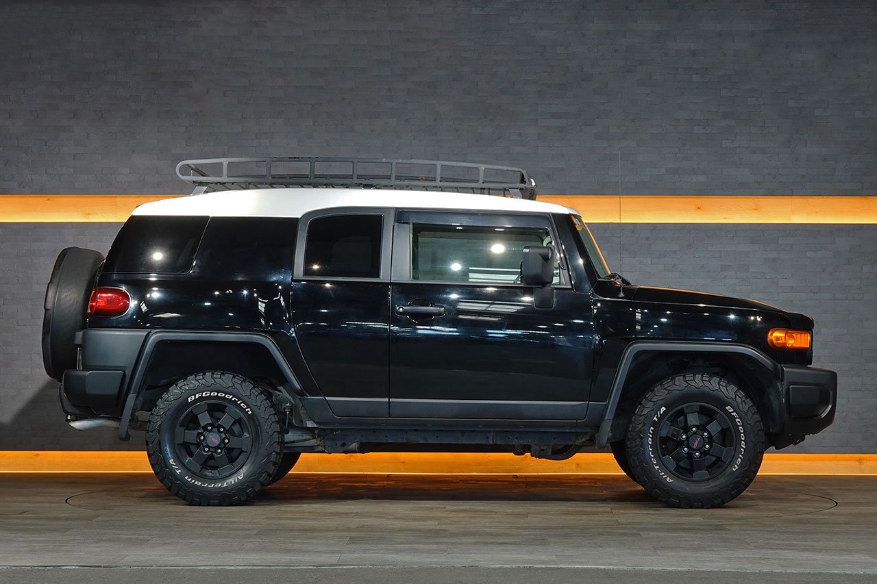 
2010 Toyota FJ Cruiser – 1GR-FE 4.0L V6 – 5-Speed Automatic – 4WD – Black / White Roof – 123,274 km – Arriving Colmar full									