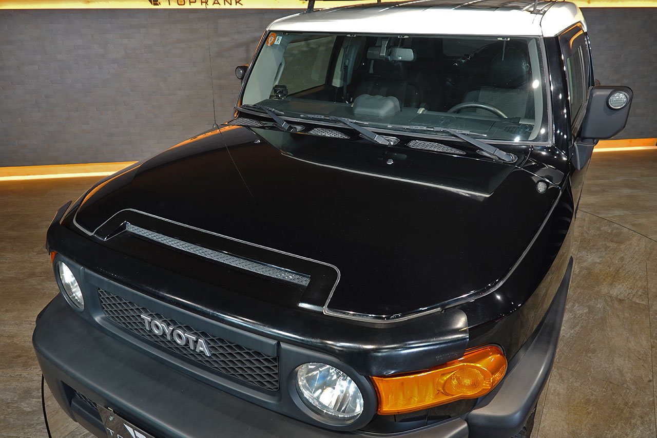 
2010 Toyota FJ Cruiser – 1GR-FE 4.0L V6 – 5-Speed Automatic – 4WD – Black / White Roof – 123,274 km – Arriving Colmar full									