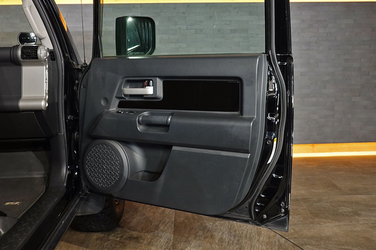 
2010 Toyota FJ Cruiser – 1GR-FE 4.0L V6 – 5-Speed Automatic – 4WD – Black / White Roof – 123,274 km – Arriving Colmar full									