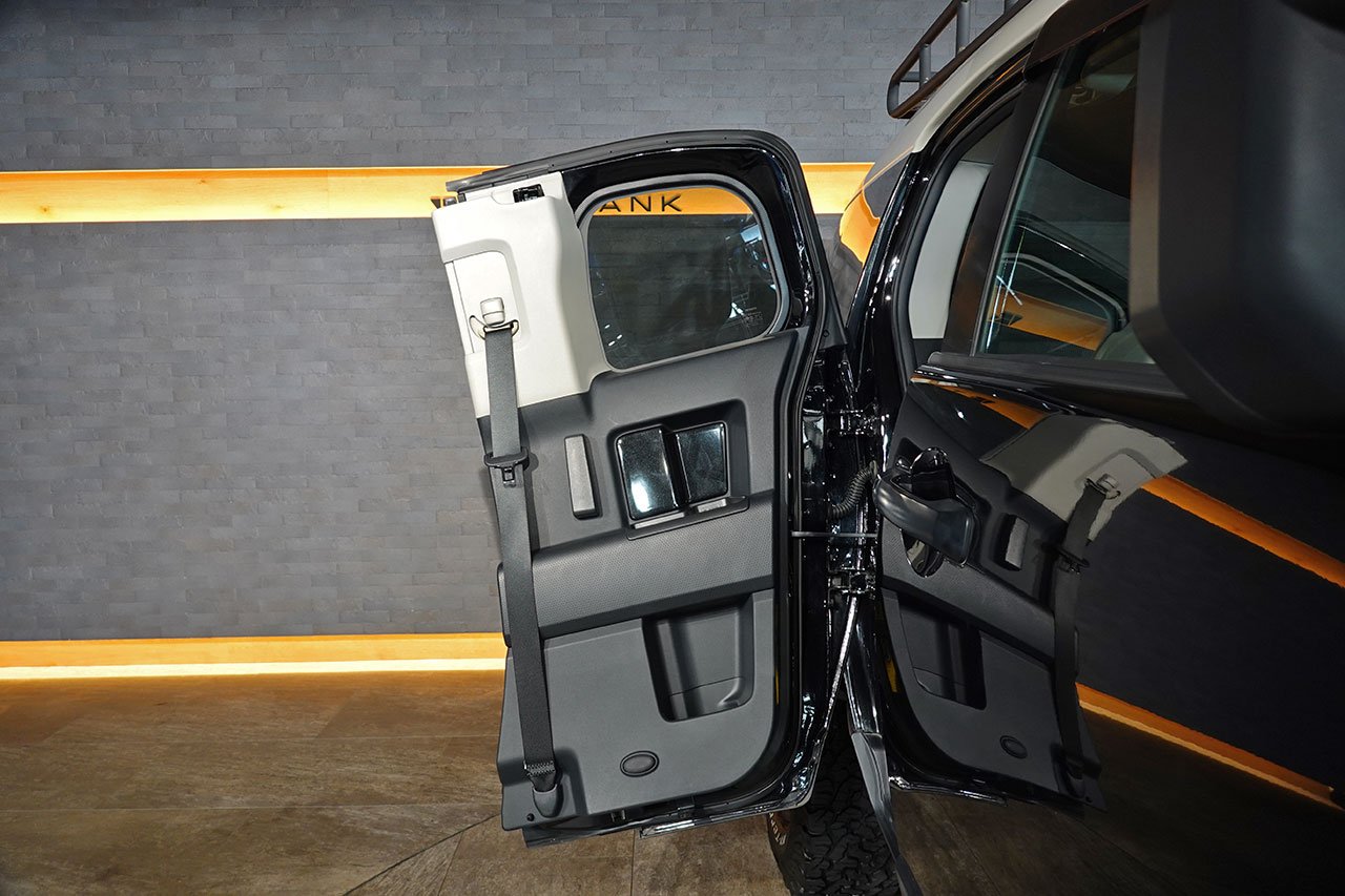 
2010 Toyota FJ Cruiser – 1GR-FE 4.0L V6 – 5-Speed Automatic – 4WD – Black / White Roof – 123,274 km – Arriving Colmar full									