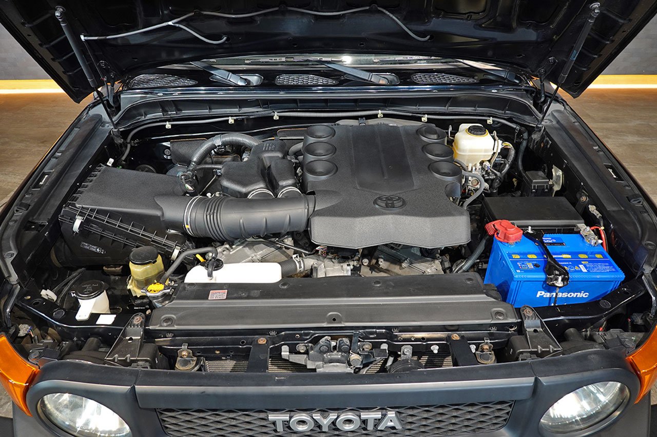 
2010 Toyota FJ Cruiser – 1GR-FE 4.0L V6 – 5-Speed Automatic – 4WD – Black / White Roof – 123,274 km – Arriving Colmar full									