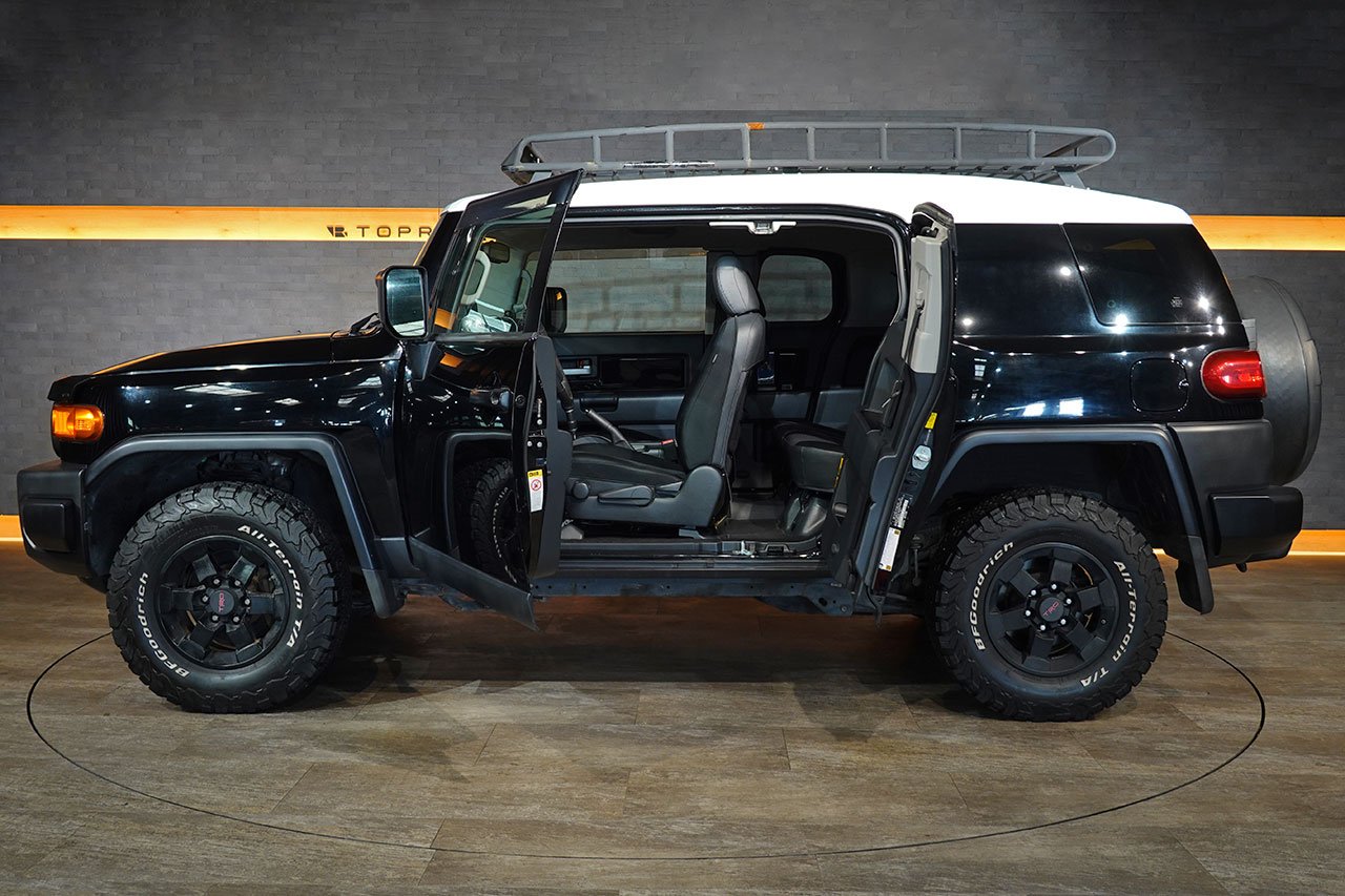 
2010 Toyota FJ Cruiser – 1GR-FE 4.0L V6 – 5-Speed Automatic – 4WD – Black / White Roof – 123,274 km – Arriving Colmar full									