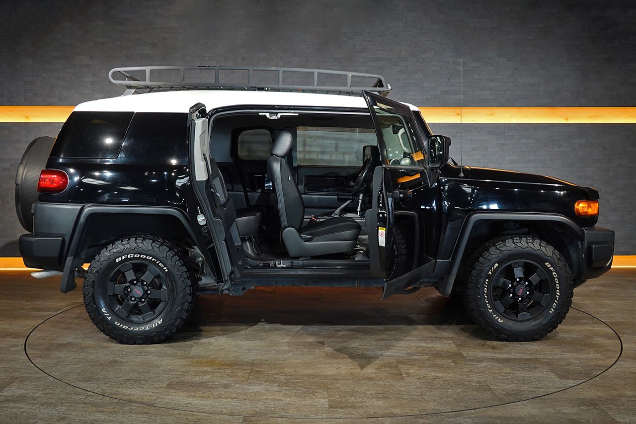 
2010 Toyota FJ Cruiser – 1GR-FE 4.0L V6 – 5-Speed Automatic – 4WD – Black / White Roof – 123,274 km – Arriving Colmar full									