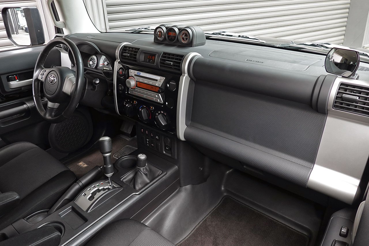 
2010 Toyota FJ Cruiser – 1GR-FE 4.0L V6 – 5-Speed Automatic – 4WD – Black / White Roof – 123,274 km – Arriving Colmar full									