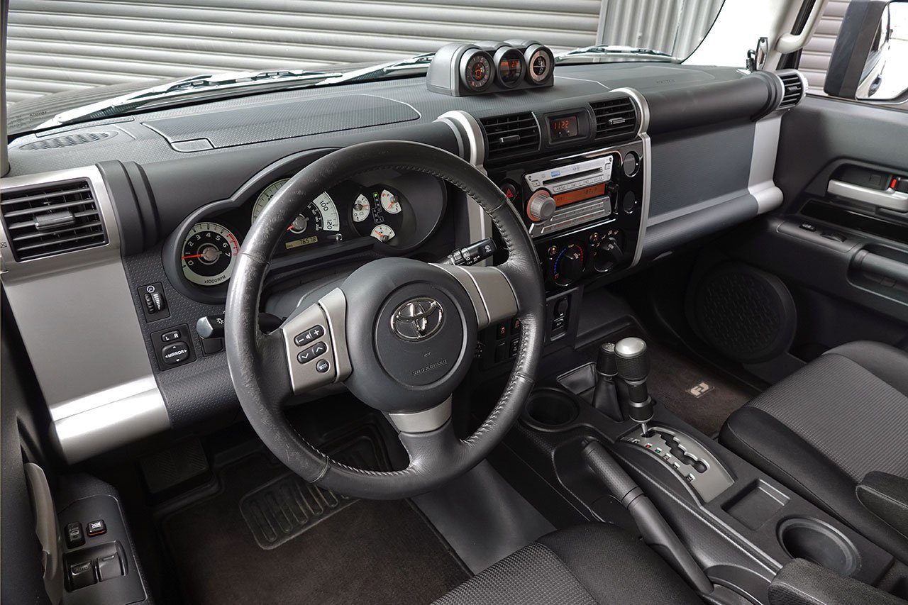 
2010 Toyota FJ Cruiser – 1GR-FE 4.0L V6 – 5-Speed Automatic – 4WD – Black / White Roof – 123,274 km – Arriving Colmar full									