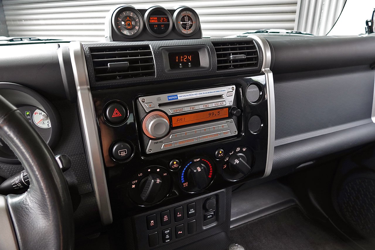 
2010 Toyota FJ Cruiser – 1GR-FE 4.0L V6 – 5-Speed Automatic – 4WD – Black / White Roof – 123,274 km – Arriving Colmar full									