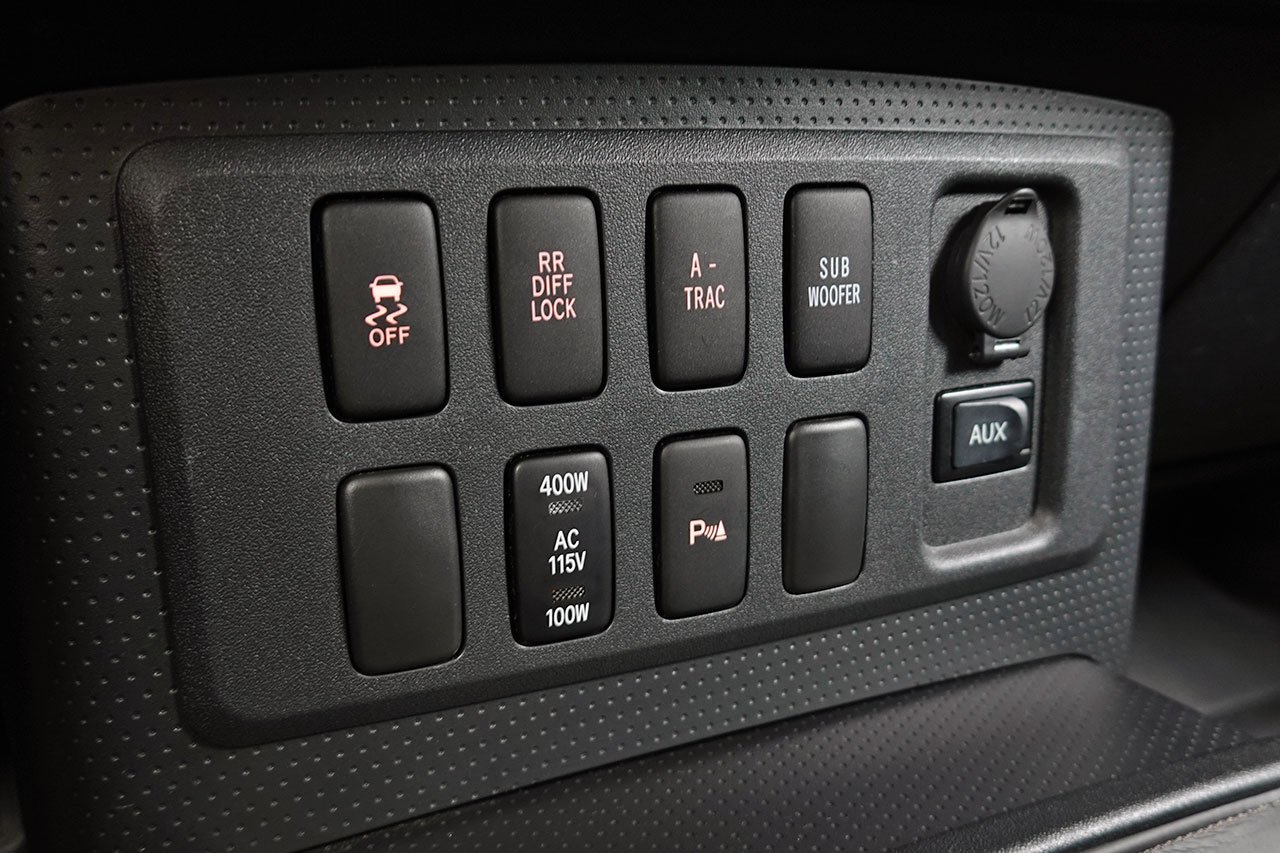 
2010 Toyota FJ Cruiser – 1GR-FE 4.0L V6 – 5-Speed Automatic – 4WD – Black / White Roof – 123,274 km – Arriving Colmar full									