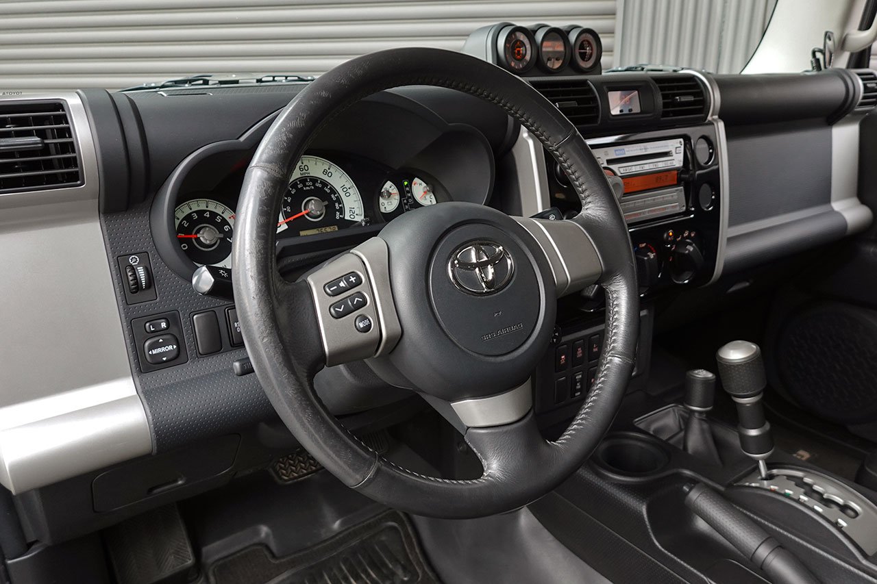 
2010 Toyota FJ Cruiser – 1GR-FE 4.0L V6 – 5-Speed Automatic – 4WD – Black / White Roof – 123,274 km – Arriving Colmar full									
