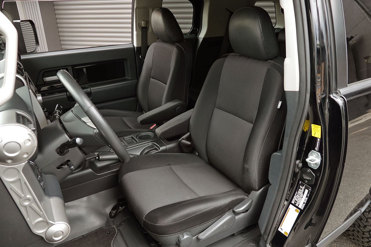 
2010 Toyota FJ Cruiser – 1GR-FE 4.0L V6 – 5-Speed Automatic – 4WD – Black / White Roof – 123,274 km – Arriving Colmar full									