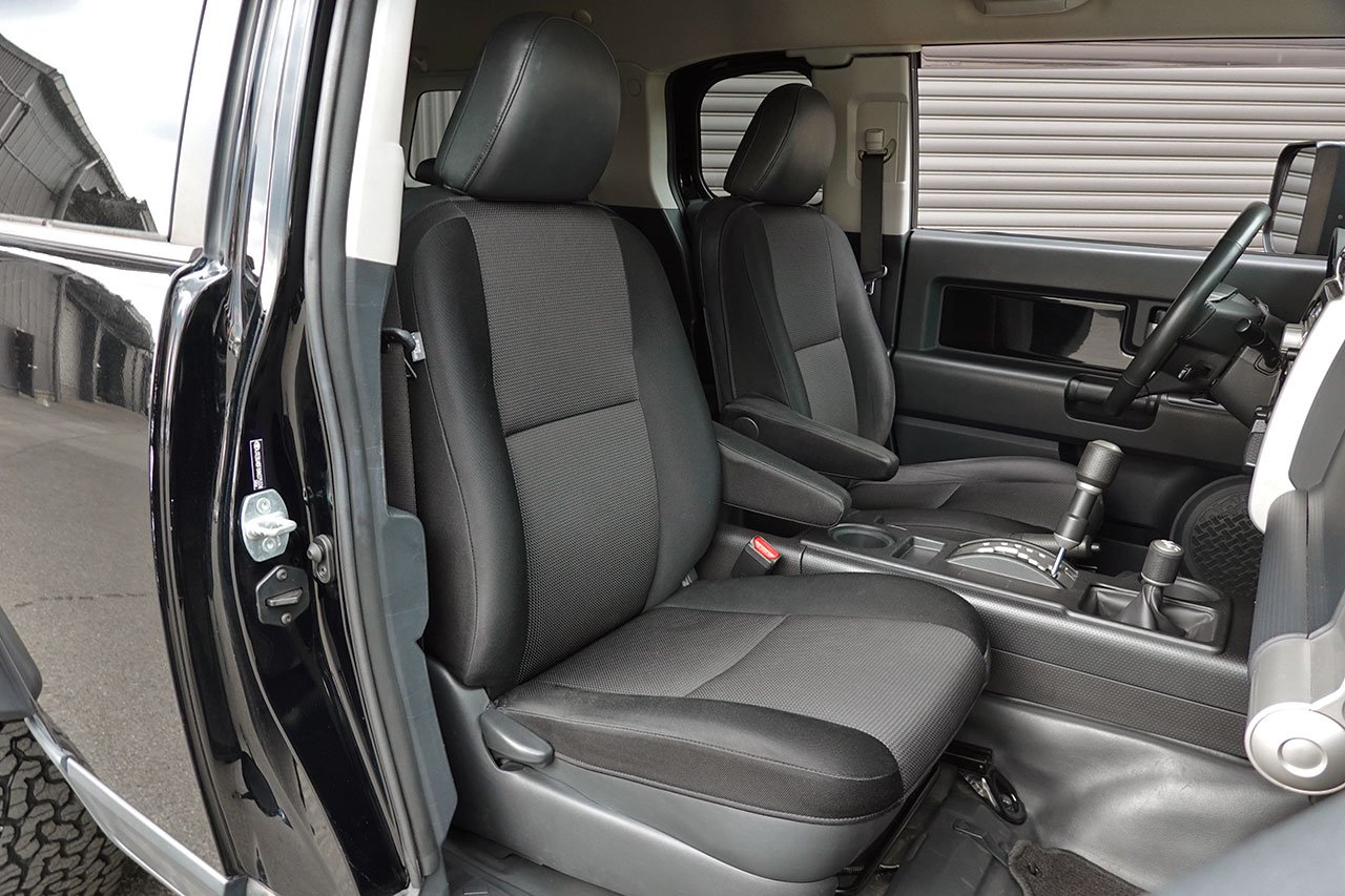 
2010 Toyota FJ Cruiser – 1GR-FE 4.0L V6 – 5-Speed Automatic – 4WD – Black / White Roof – 123,274 km – Arriving Colmar full									