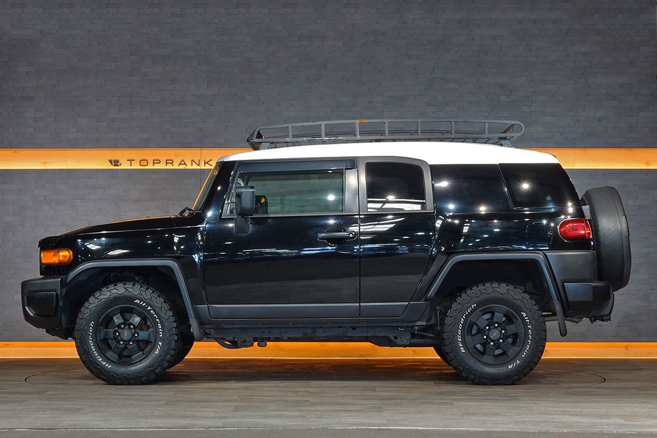 
2010 Toyota FJ Cruiser – 1GR-FE 4.0L V6 – 5-Speed Automatic – 4WD – Black / White Roof – 123,274 km – Arriving Colmar full									