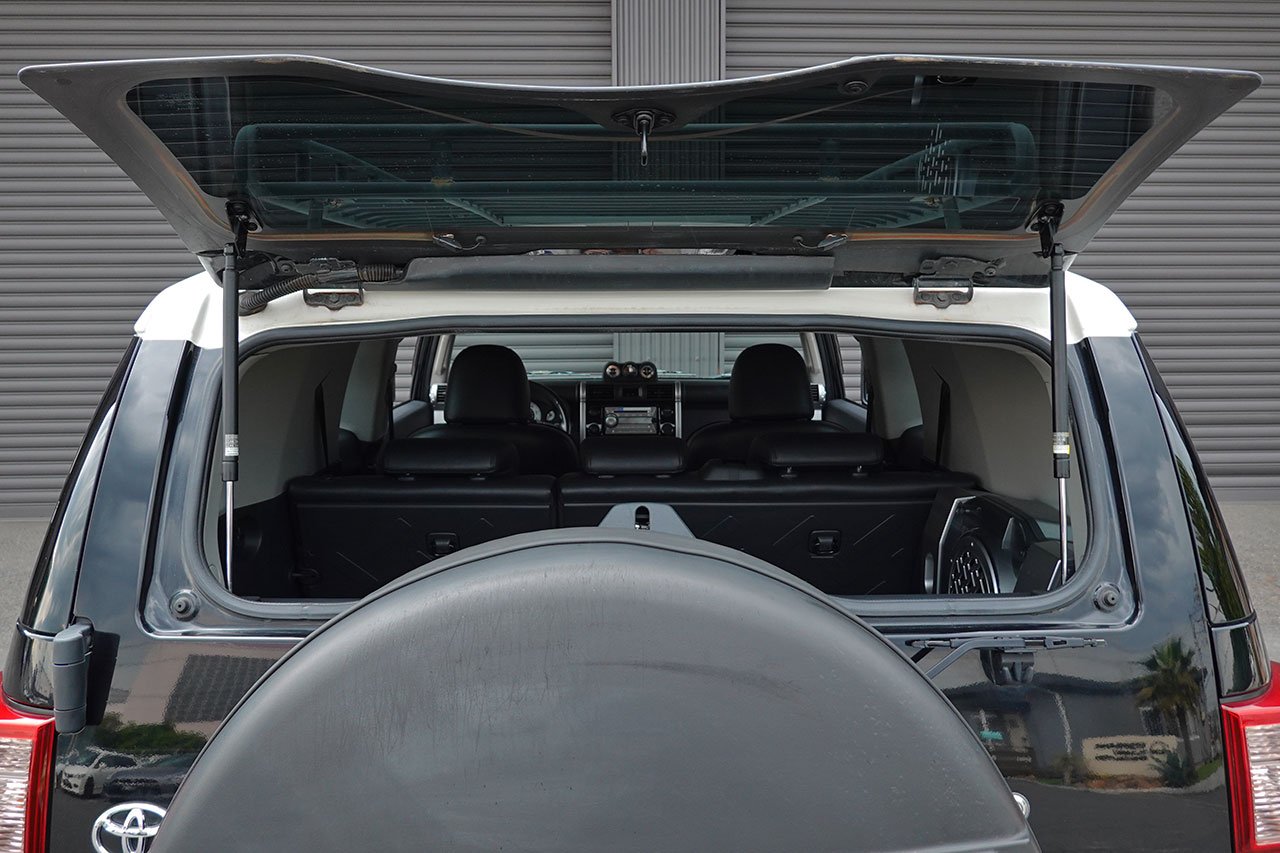 
2010 Toyota FJ Cruiser – 1GR-FE 4.0L V6 – 5-Speed Automatic – 4WD – Black / White Roof – 123,274 km – Arriving Colmar full									