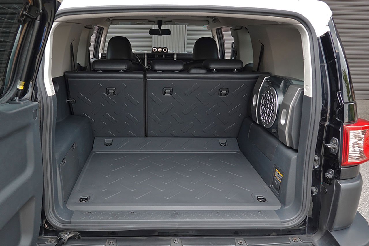 
2010 Toyota FJ Cruiser – 1GR-FE 4.0L V6 – 5-Speed Automatic – 4WD – Black / White Roof – 123,274 km – Arriving Colmar full									