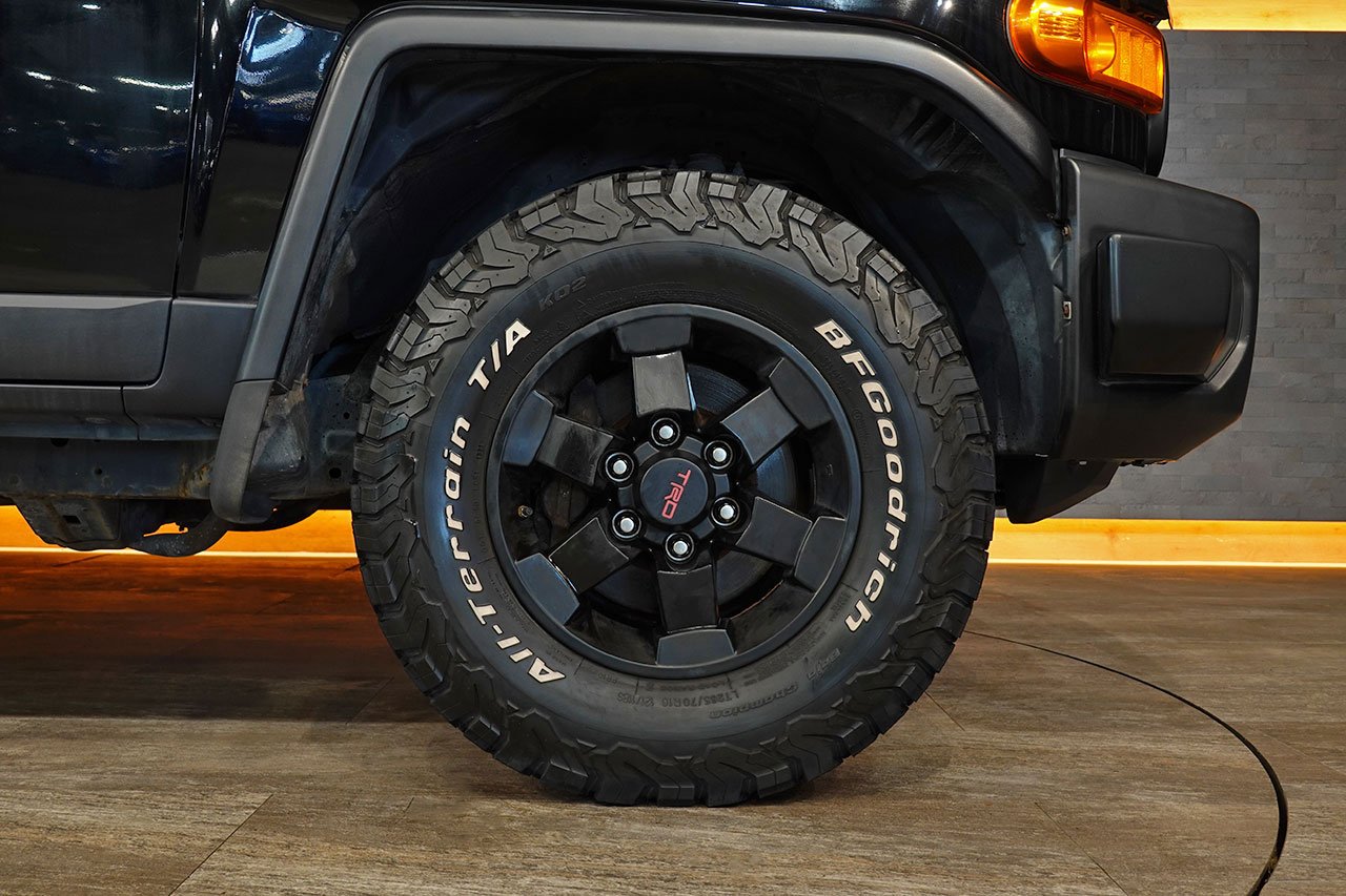 
2010 Toyota FJ Cruiser – 1GR-FE 4.0L V6 – 5-Speed Automatic – 4WD – Black / White Roof – 123,274 km – Arriving Colmar full									