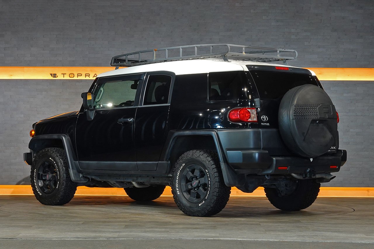 
2010 Toyota FJ Cruiser – 1GR-FE 4.0L V6 – 5-Speed Automatic – 4WD – Black / White Roof – 123,274 km – Arriving Colmar full									